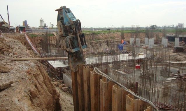 Ép cừ larsen bằng búa rung