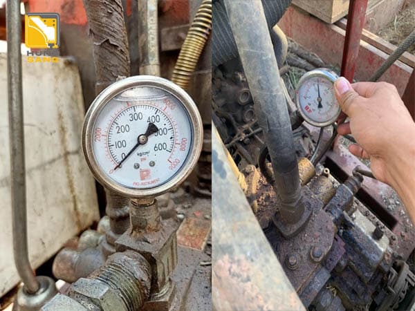 Mọi người kiểm tra độ chính xác của đồng hồ áp lực trên máy ép để so sánh với bảng quy đổi