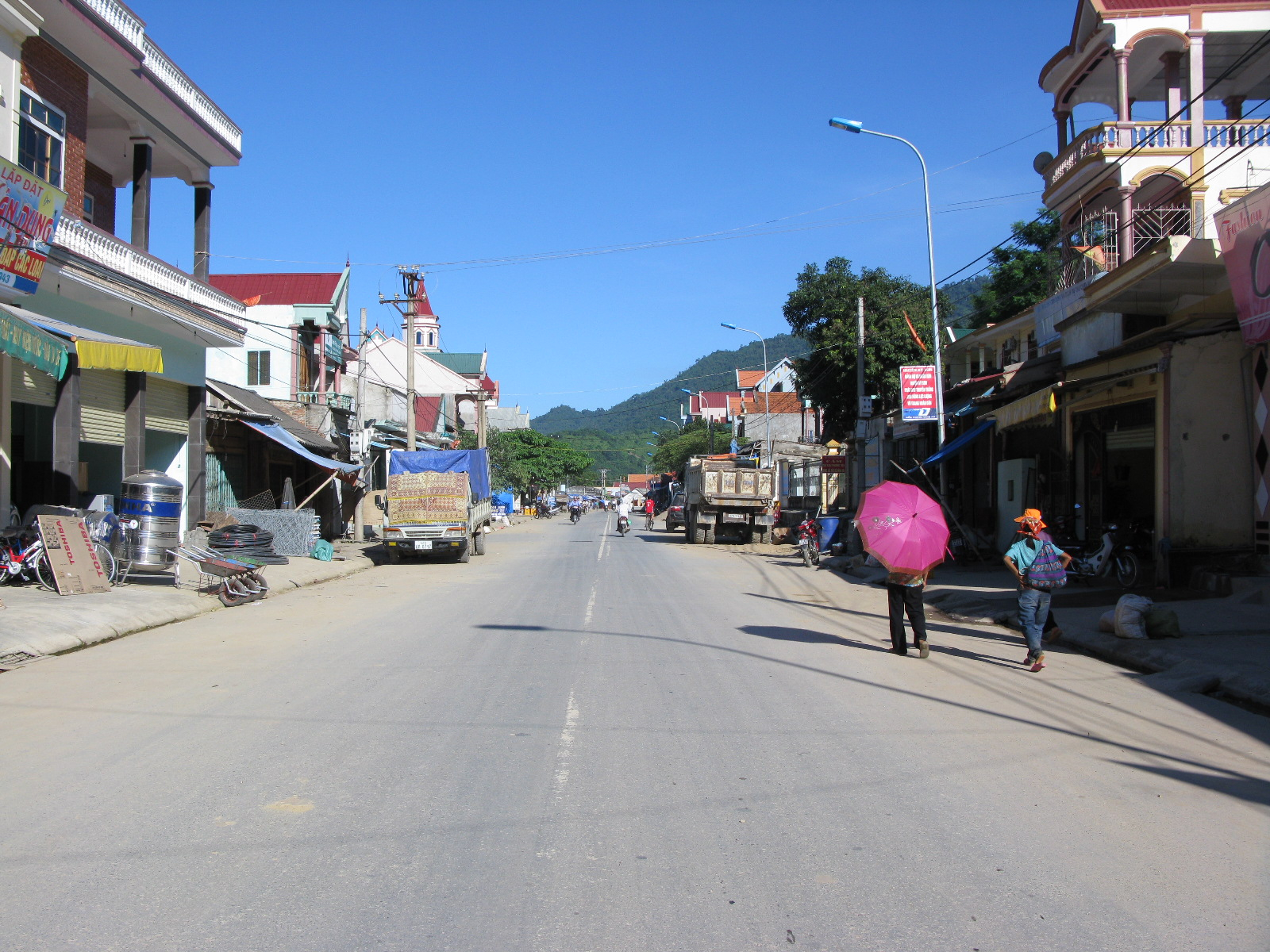 Địa chất tại Kỳ Sơn có nhiều đồi núi xen kẽ đất thấp