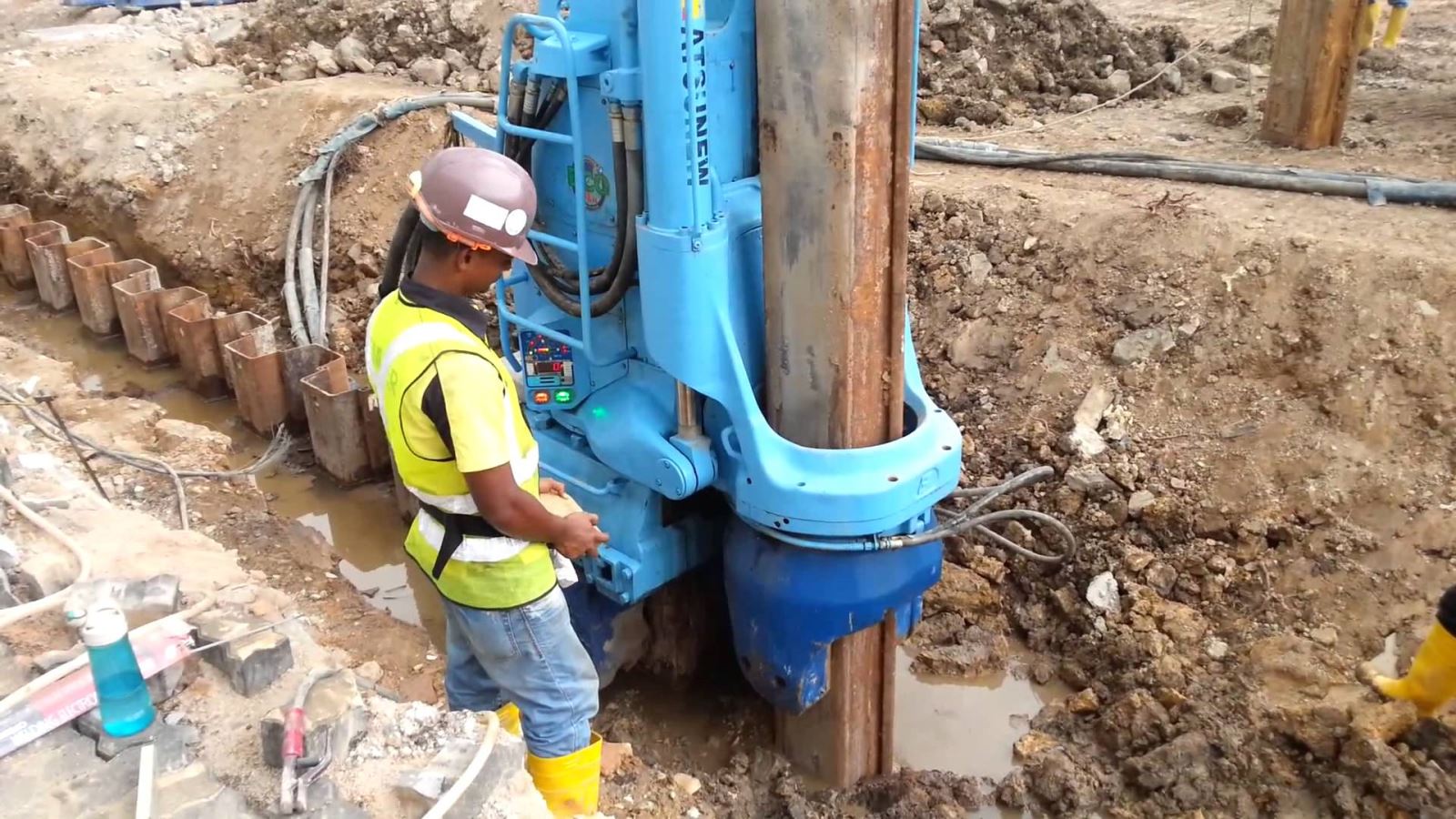 Ép cừ larsen bằng máy ép cừ tĩnh