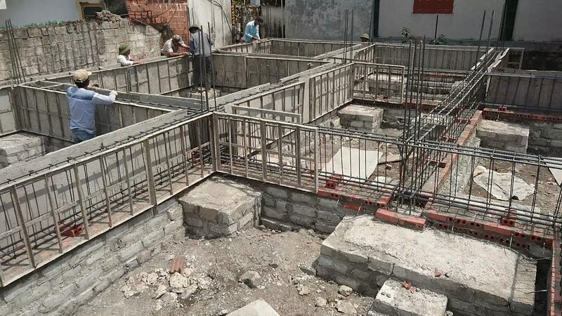 Mọi người cần phải chú ý cẩn thận khi đổ trụ bê tông