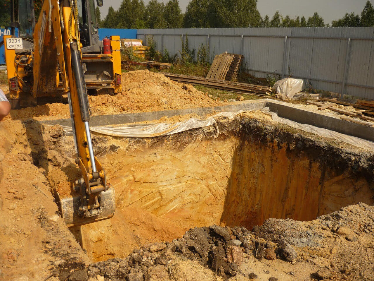 Đào đất hố móng là công tác cần làm đầu tiên trước khi xây móng nhà